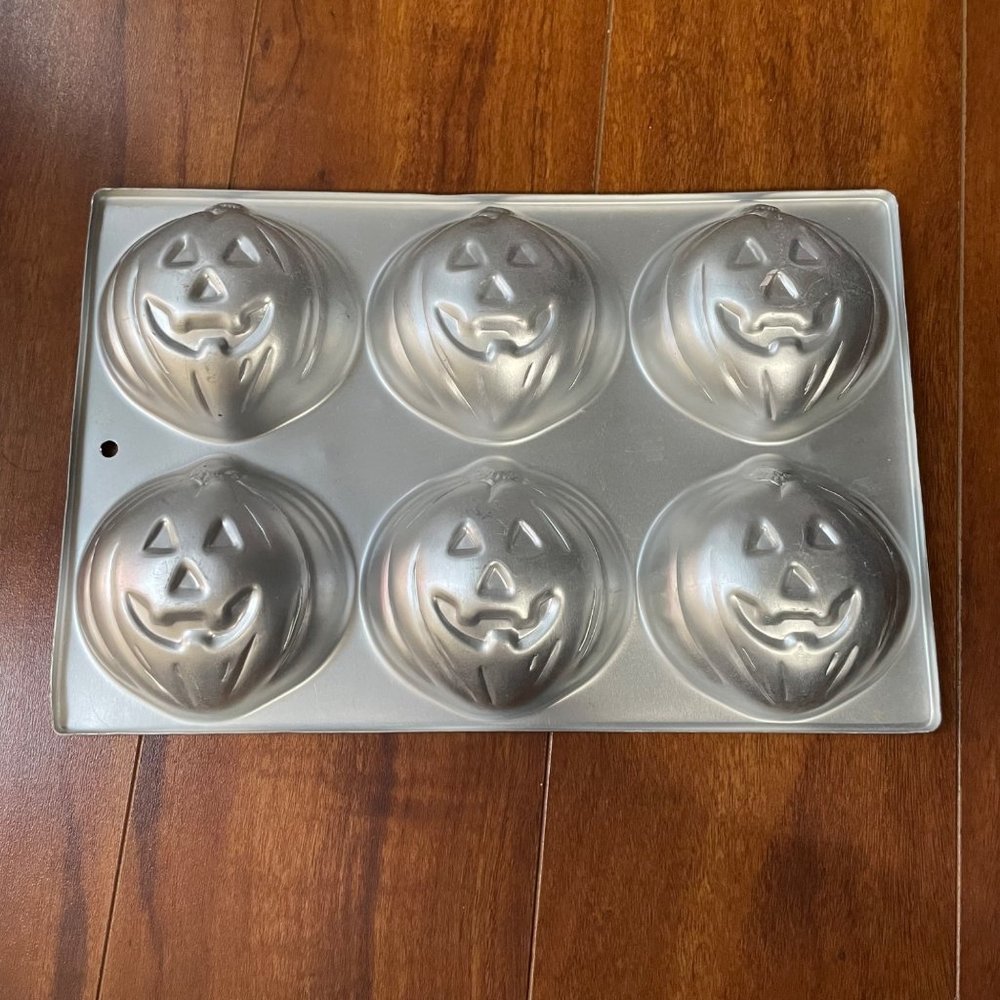 New Vintage 1983 Wilton Mini Pumpkin Cake Pan Mold Halloween